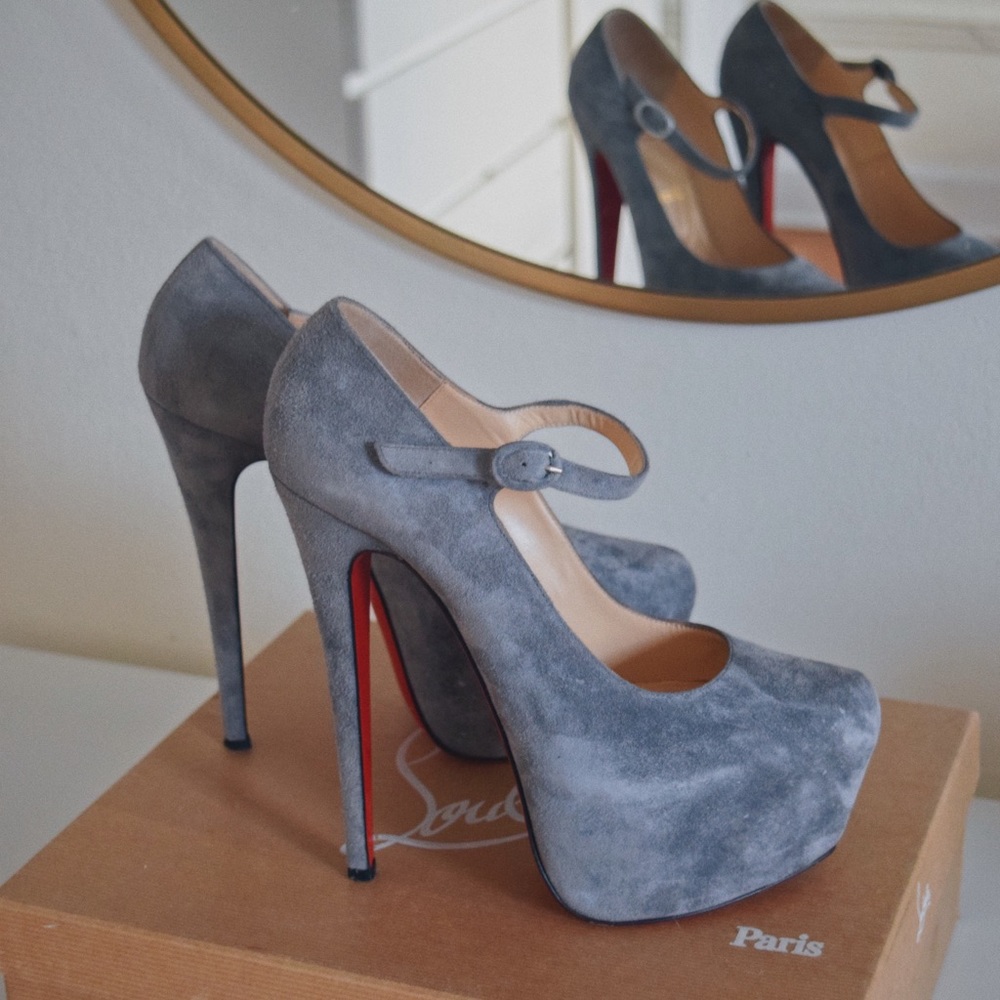 Christian Louboutin Daffodil Veaou Velours Size 38